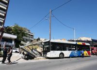 Θεσσαλονίκη: Λεωφορείο έπεσε σε στάση στη Νεάπολη, 4 τραυματίες