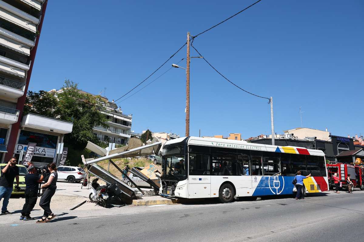Θεσσαλονίκη: Λεωφορείο έπεσε σε στάση στη Νεάπολη, 4 τραυματίες