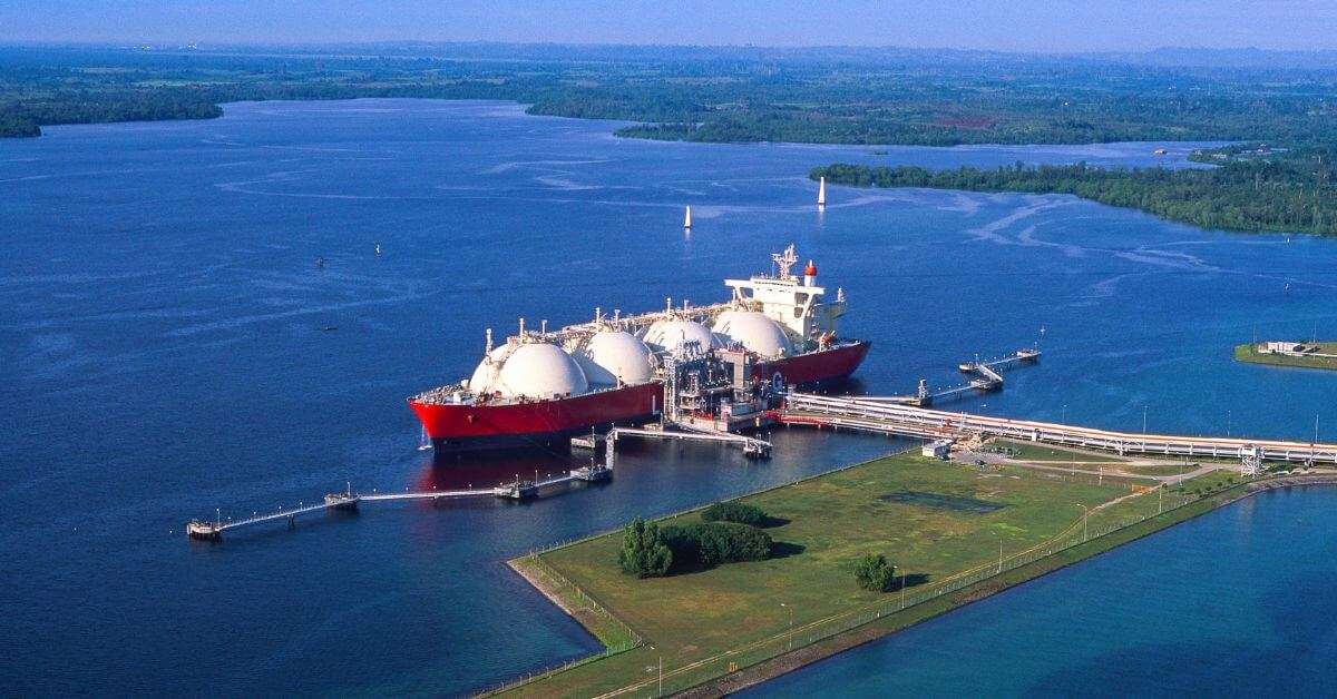 Ρωσικό LNG με ελληνικό αποτύπωμα: Η «τρύπα» στις κυρώσεις που κρατά ανοιχτή τη στρόφιγγα