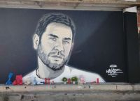 «Δεν σε ξεχνά κανείς…»:Λουλούδια, δώρα και κεριά στο γκράφιτι του Μαζωνάκη–Ραγίζει καρδιές η αγάπη του κόσμου