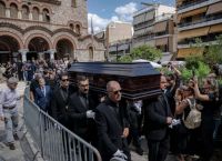POLITICO για Μαζωνάκη: Στο μικροσκόπιο η «βιομηχανία ευεξίας» – Το κράτος, οι έλεγχοι και το MedWatch
