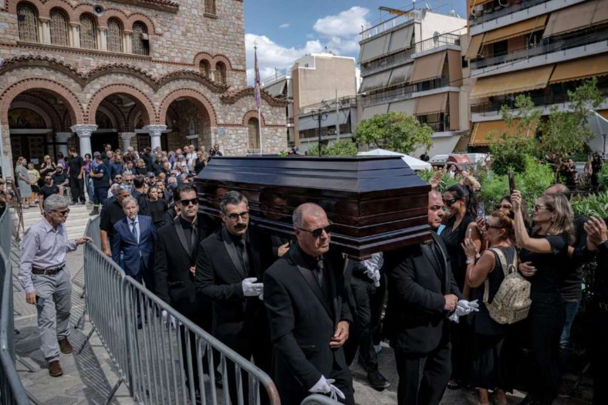 POLITICO για Μαζωνάκη: Στο μικροσκόπιο η «βιομηχανία ευεξίας» – Το κράτος, οι έλεγχοι και το MedWatch