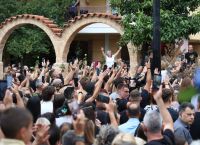 Μαζωνάκης: Γύρισε στην παλιά του γειτονιά-Το μεσημέρι το τελευταίο αντίο,χιλιάδες κόσμου στο λαϊκό προσκύνημα