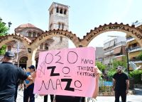 Μαζωνάκης: Πλήθος κόσμου στη Νίκαια για το τελευταίο αντίο στον αγαπημένο τραγουδιστή [vid,pics]