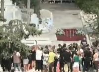 ΣΟΚ Κηδεία Μαζωνάκη: Ανέβηκαν σε μνήματα για να βλέπουν και έσπασαν τα μάρμαρα [vid]