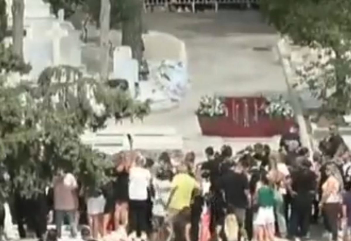 ΣΟΚ Κηδεία Μαζωνάκη: Ανέβηκαν σε μνήματα για να βλέπουν και έσπασαν τα μάρμαρα [vid]