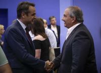 Μητσοτάκης ανοίγει δίαυλο με Καραμανλή: Η πρόσκληση για τα 52 χρόνια της ΝΔ και το «αγκάθι» Σαμαρά