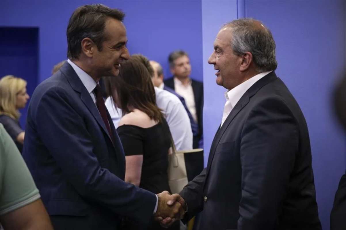 Μητσοτάκης ανοίγει δίαυλο με Καραμανλή: Η πρόσκληση για τα 52 χρόνια της ΝΔ και το «αγκάθι» Σαμαρά