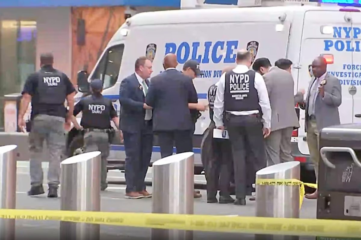 Τραγωδία στην Times Square: Νεκρή από αστυνομικά πυρά 49χρονη μετά από επίθεση με μαχαίρι [vid]