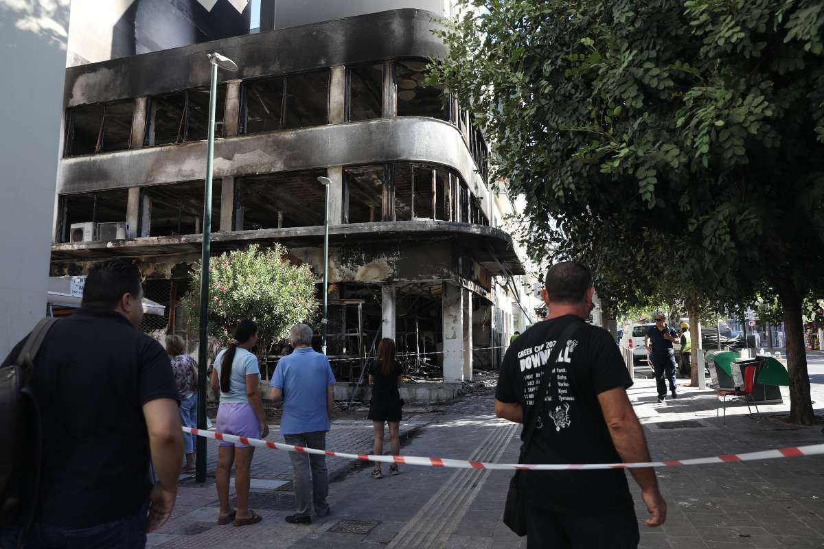 Φωτιά σε κατάστημα στον Πειραιά: Ολοσχερής καταστροφή από τις φλόγες – Αποκαρδιωτικές εικόνες