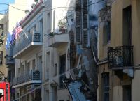 Έκρηξη σε κτίριο στην Πλάκα – Τραυματίστηκε περαστικός, απεγκλωβίστηκαν δύο γυναίκες [vid,pics]