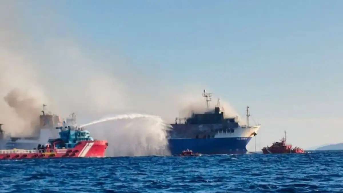 BLUE CARRIER 2: Αγώνας δρόμου για να αποτραπεί η βύθιση, σε ετοιμότητα μέσα απορρύπανσης