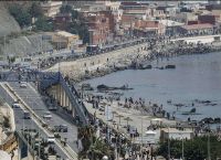 Θέουτα: Ασφυξία στο λιμάνι – Χιλιάδες μετανάστες επιστρέφουν στις παραλίες