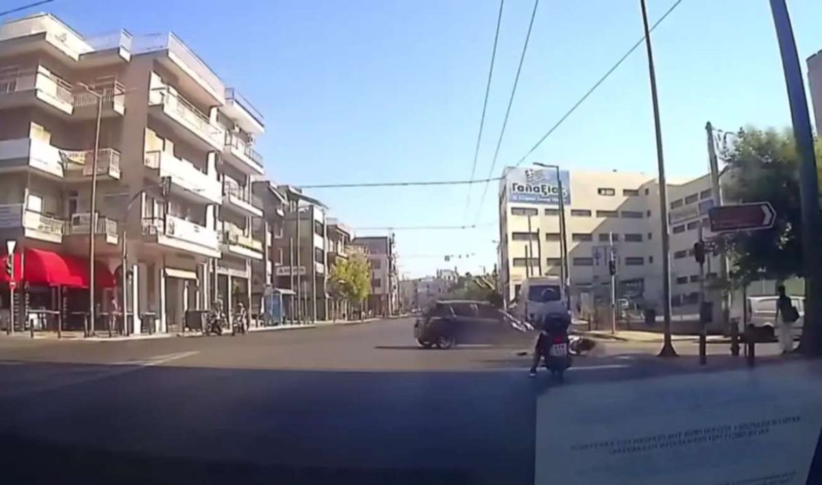 Σοκαριστικό τροχαίο στον Κολωνό: ΙΧ πέφτει πάνω σε μηχανή και ο αναβάτης εκτινάσσεται στον αέρα [vid]