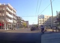 Σοκαριστικό τροχαίο στον Κολωνό: ΙΧ πέφτει πάνω σε μηχανή και ο αναβάτης εκτινάσσεται στον αέρα [vid]