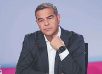 Τσίπρας: «Είμαι έτοιμος να γίνω πρωθυπουργός»–Φόρος στο πλουσιότερο 1%,«βουλγαρικοί μισθοί, γαλλικές τιμές»