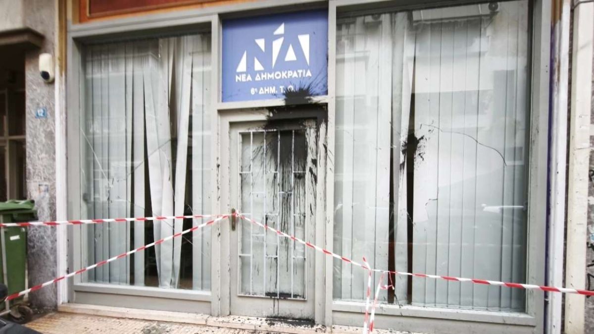 Επίθεση στα γραφεία της ΝΔ στην Κυψέλη, έσπασαν τζάμια και πέταξαν μπογιές
