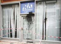 Επίθεση στα γραφεία της ΝΔ στην Κυψέλη, έσπασαν τζάμια και πέταξαν μπογιές
