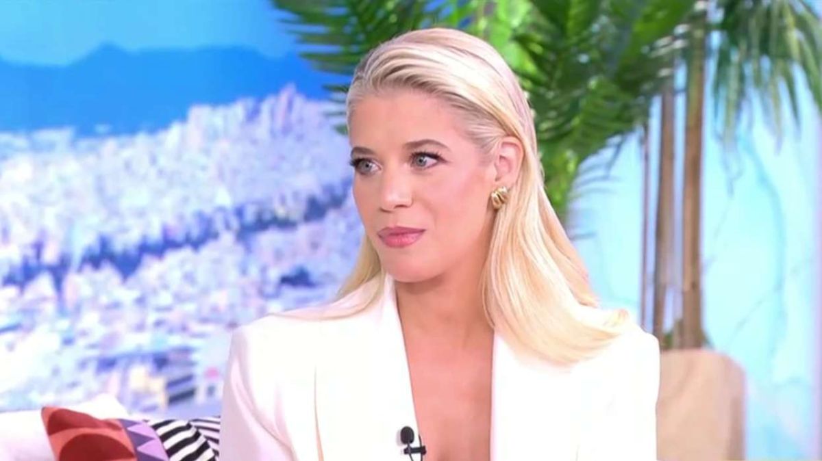 Τζένη Θεωνά: «Τον βαφτίσαμε 7 ετών» – Η αποκάλυψη που ξάφνιασε και η συνειδητή επιλογή για τον γιο της