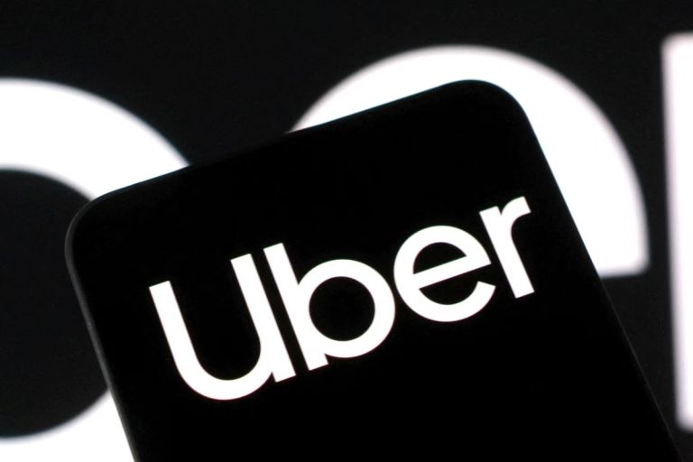 Uber: Περικοπές 10% στο προσωπικό και στροφή στα ρομποταξί