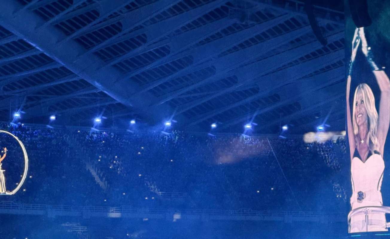 «Kαι ακόμα τραγουδάς;»: Όταν η Βίσση «συνάντησε» στο ΟΑΚΑ τον 16χρονο εαυτό της [vid]