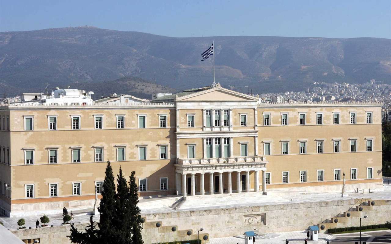 Μονιμότητα στο Δημόσιο στο τραπέζι: Αξιολόγηση, απομάκρυνση και η μεγάλη μάχη για το άρθρο 103