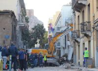 Πλάκα: Αγωνία για τους έξι αγνοούμενους στα συντρίμμια του κτιρίου που κατάρρευσε