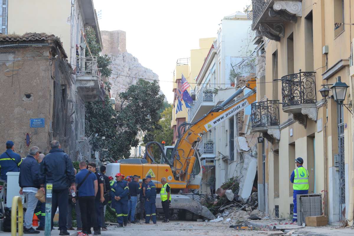 Πλάκα: Αγωνία για τους έξι αγνοούμενους στα συντρίμμια του κτιρίου που κατάρρευσε