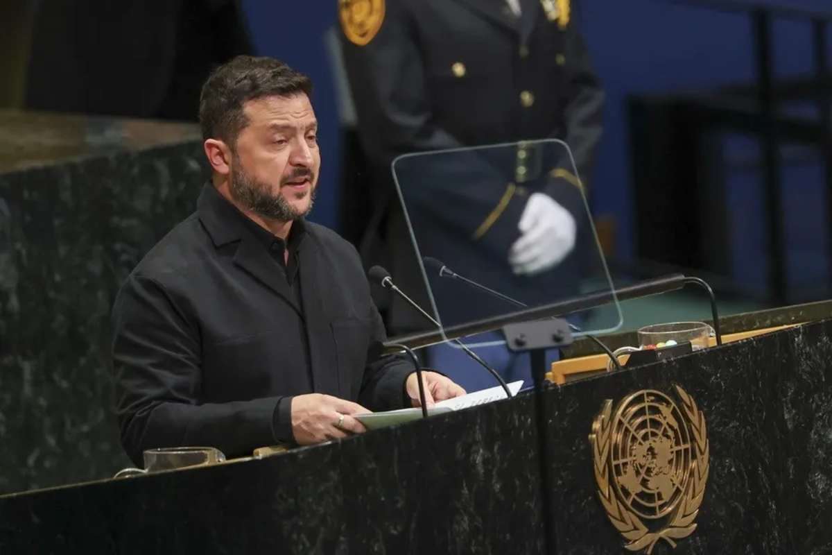 Τραμπ παίζει σε δύο ταμπλό: Patriot στον Ζελένσκι – Τριμερής με Πούτιν στα Εμιράτα