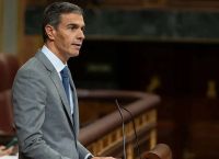 Ισπανία: Ο Σάντσεθ επαναφέρει με δύο νέα διατάγματα τα μέτρα για τη στέγαση μετά την ήττα στη Βουλή