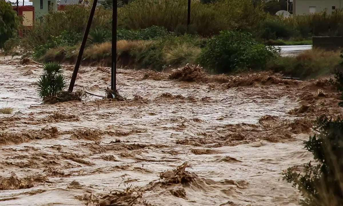 Κακοκαιρία-εφιάλτης: Κατέρρευσε γέφυρα στην Εύβοια, υπερχείλισε ποτάμι – Συναγερμός σε Σκιάθο και Σκόπελο
