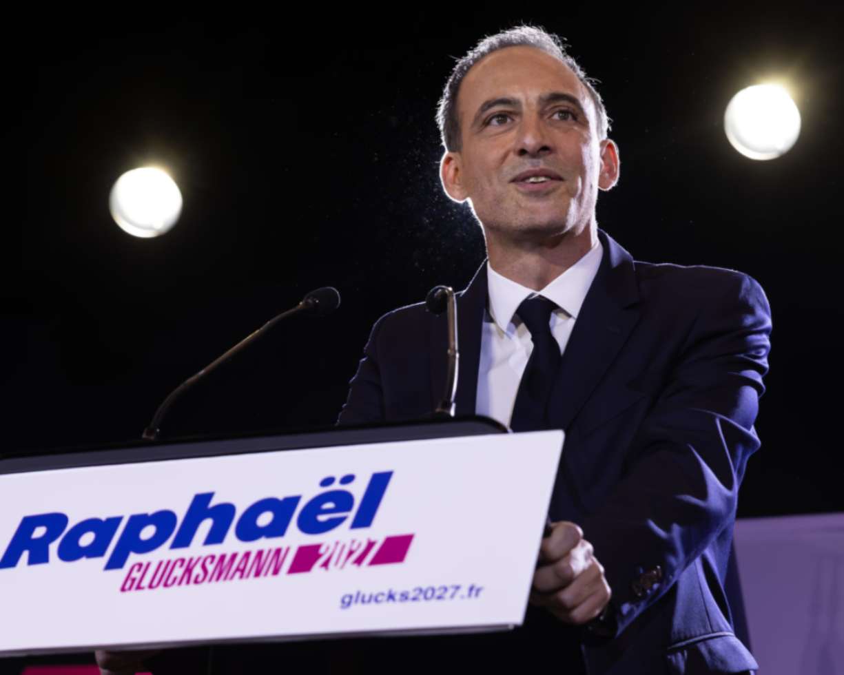 Γαλλία 2027: Ο Γκλικσμάν κηρύσσει «υπαρξιακή μάχη» κατά της Λεπέν – Ρήξη με Μακρόν και Μελανσόν
