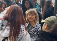 «Μας κλέβουν το μέλλον»: Η Γκρέτα Τούνμπεργκ στους δρόμους του Παρισιού – Εξέγερση μαθητών για τα σχολεία