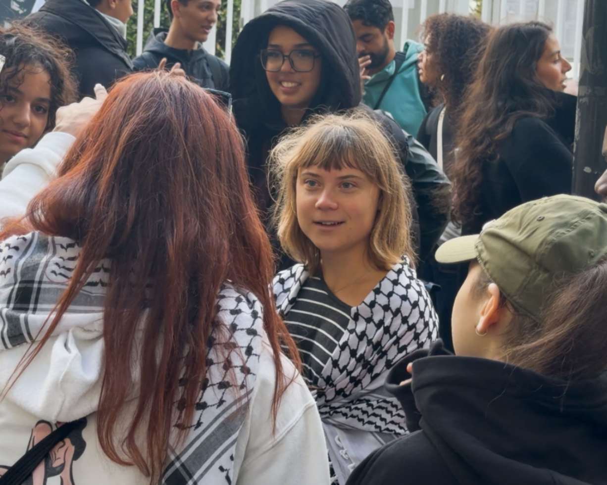 «Μας κλέβουν το μέλλον»: Η Γκρέτα Τούνμπεργκ στους δρόμους του Παρισιού – Εξέγερση μαθητών για τα σχολεία