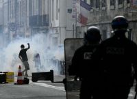 Γαλλία σε έκρηξη: 250.000 στους δρόμους για τα σχολεία – Δακρυγόνα, γκλομπ και 500 συλλήψεις