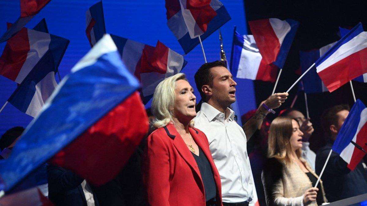 Γαλλία: Η Λεπέν κηρύσσει «εθνική αναγέννηση» – Ο Μπαρντελά, οι 8.500 οπαδοί και η πρόκληση στον Μακρόν