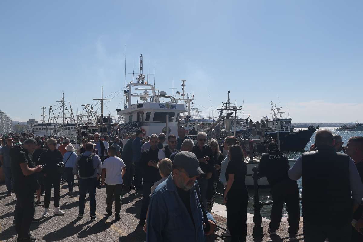 Θεσσαλονίκη: Πλημμύρισε με καΐκια και τράτες ο Θερμαϊκός-Συνεχίζουν τις κινητοποιήσεις τους