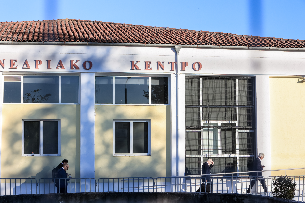 Τέμπη: Ράγισαν οι συγγενείς στη δίκη – «Με στοιχειώνει τι έζησε το παιδί μου»