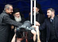 28η Οκτωβρίου: Η χειραψία Μητσοτάκη – Ανδρουλάκη στη Θεσσαλονίκη πριν από την παρέλαση