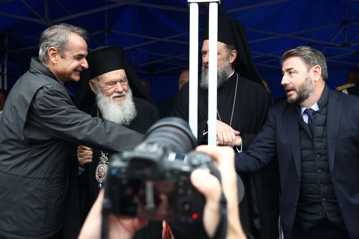 28η Οκτωβρίου: Η χειραψία Μητσοτάκη – Ανδρουλάκη στη Θεσσαλονίκη πριν από την παρέλαση