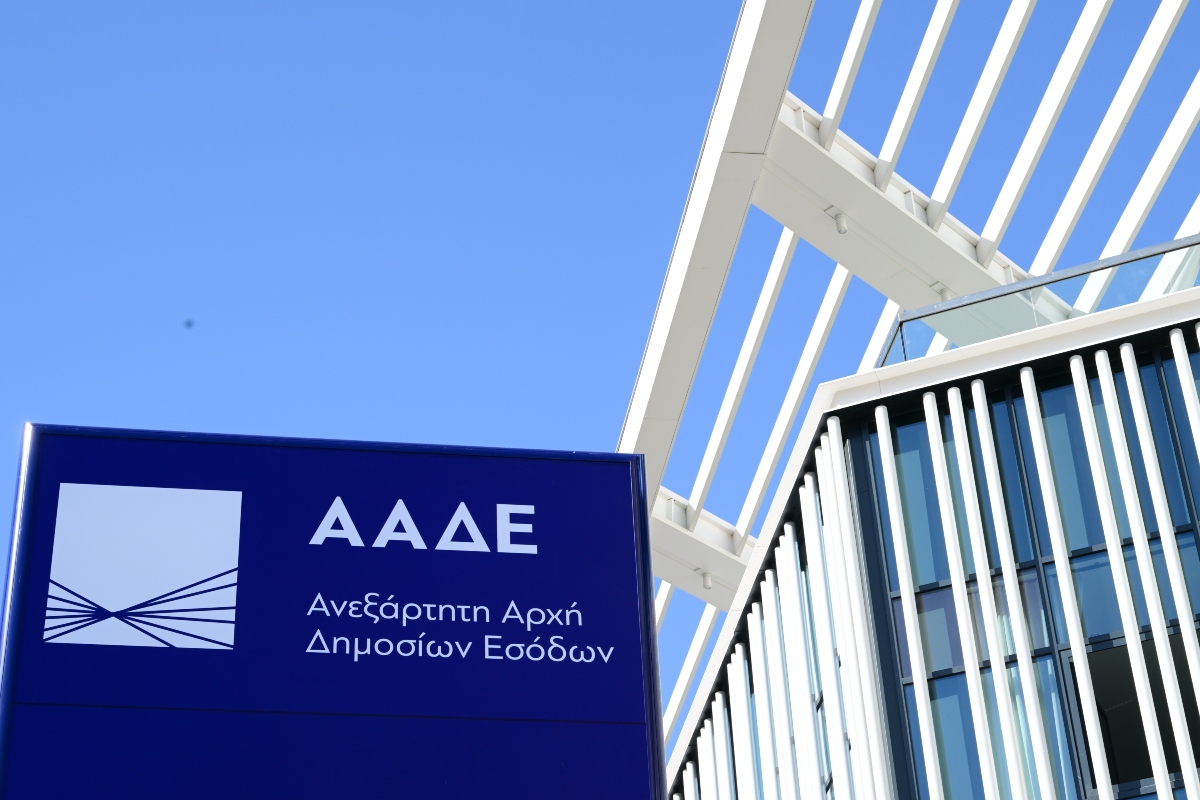 ΑΑΔΕ: Διασταυρώσεις για εισοδήματα από 93 χώρες – Τι σημαίνει ο έλεγχος λογαριασμών