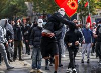Χάος στην Αλβανία: Πετροπόλεμος, μολότοφ και δακρυγόνα στα Τίρανα, έφτασαν στο γραφείο του Ράμα