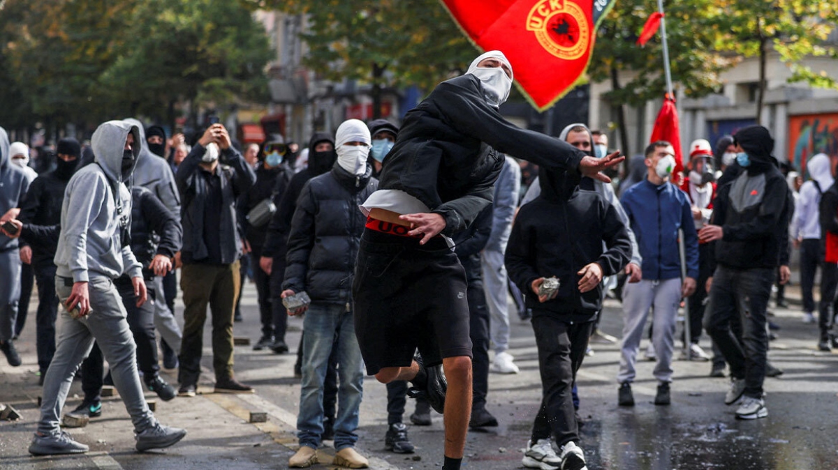 Χάος στην Αλβανία: Πετροπόλεμος, μολότοφ και δακρυγόνα στα Τίρανα, έφτασαν στο γραφείο του Ράμα