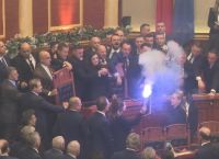 Αλβανία: Χάος στη Βουλή – Άναψαν καπνογόνα στελέχη της αντιπολίτευσης