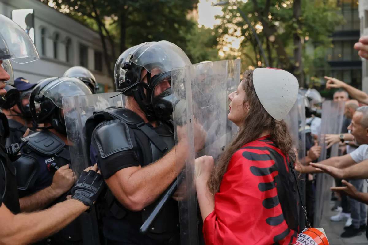 Αλβανία στις φλόγες: Φοιτητική εξέγερση κατά Ράμα – Το παρασκήνιο με Κούσνερ και οι φόβοι της ΕΕ