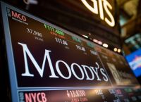 Moody’s: Έλλειμμα 1,6 εκατ. βαρελιών ντίζελ την ημέρα – Γιατί η κρίση απειλεί να παραταθεί το 2027