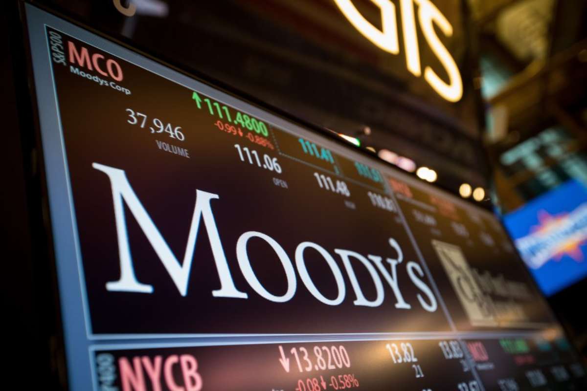 Moody’s: Έλλειμμα 1,6 εκατ. βαρελιών ντίζελ την ημέρα – Γιατί η κρίση απειλεί να παραταθεί το 2027
