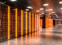Αυστηρότερο πλαίσιο για τα data centers στην Ελλάδα – Εγγυήσεις 200.000 ευρώ/MW και κάλυψη 60% από ΑΠΕ