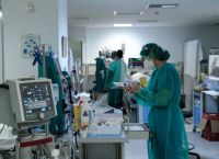 Θεσσαλονίκη: Με κατεβασμένα ρολά βρίσκουν οι ελεγκτές 70 «κόκκινες ιδιωτικές δομές» με εναλλακτικές θεραπείες