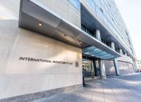 ΔΝΤ: Ανάπτυξη με «φρένο» και ακρίβεια 4,2% – Τα πέντε σενάρια που απειλούν την Ελλάδα